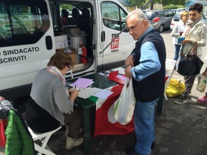 foto raccolta firme monteroni3